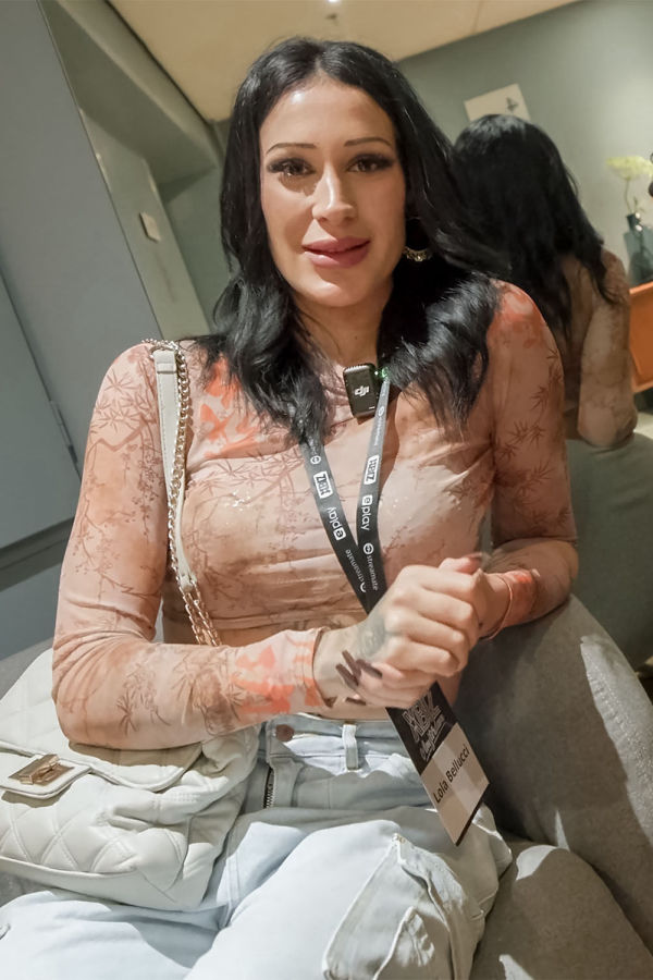 Follow Lola Bellucci on Paysites
